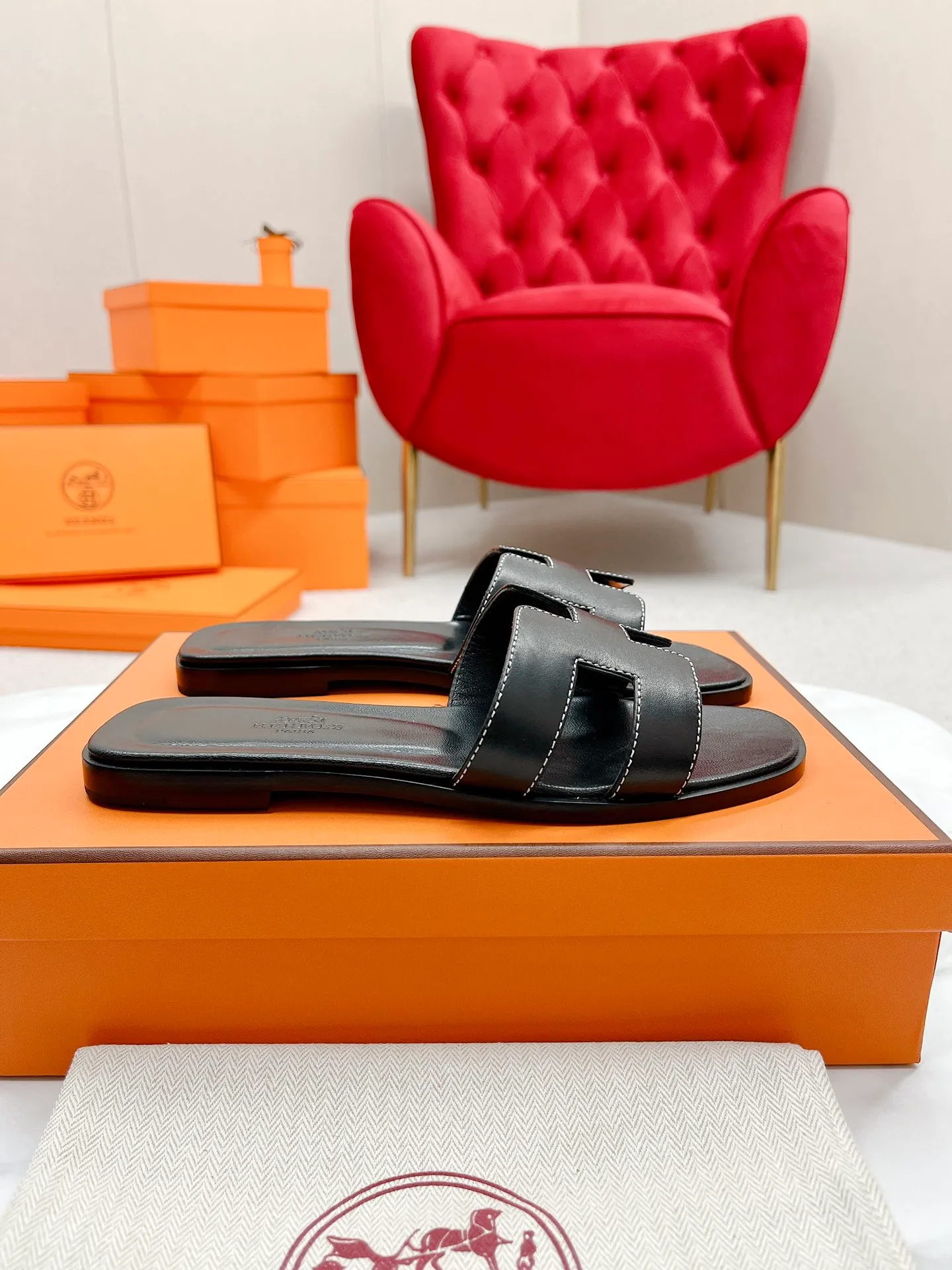 👟👟Ex-factory price 480👟👟 Top version, Hermes 2022 early spring new model, newly revised stitching technology (Hermès), upgraded packaging, upgraded version, workmanship materials upgrade ~ The highest version of Hermes handmade slippers in the market, the same as the original version of the 2022 early spring new model, purely handmade by masters! High-end customization, exclusive products, the highest version in the industry, Hermès' H-slippers are the most classic of the brand. They are constantly upgraded every year with little difference, and what is always improving is comfort. The new model brought by H family today is really classic and novel - it looks good! ! ! 1⃣️Let’s talk about the leather first. The entire shoe is made of imported calfskin. Only such luxurious materials will make the shoes more stylish and durable. 2⃣️The real Italian leather sole is perfectly integrated without any gaps! The technical requirements are very high! After this treatment, the leather base will be less delicate, more wear-resistant, and last longer! The real Italian leather sole is malleable and breathable like the skin. 3⃣️The midsole is also all made of genuine leather! You can take a look at other people's shoes and you'll know! Upper: Italian imported cowhide + original custom-grade Australian sheepskin feet + genuine leather outsole (pursuing top walking comfort) Packaging Let us emphasize: top-level exclusive box, with a full set of packaging series code number: 35 ~ 40 codes